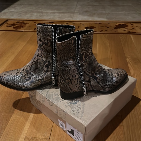 FREE PEOPLE women’s Luna Natural Snakeskin Print Leather Ankle Boots Size 38 - Picture 11 of 16